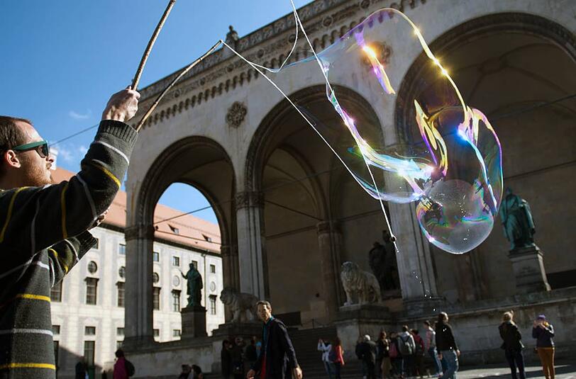 Ein Straßenkünstler am Odeonsplatz setzt auf eine ruhige Hand: Während der Langen Nacht der Musik brummt hier das Leben.