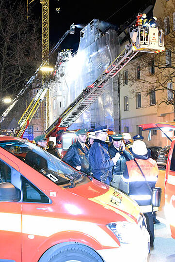 Bei dem Großbrand in Schwabing entsteht ein Millionenschaden. Die Feuerwehr ist mit 120 Mann vor Ort.