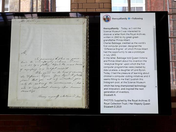 Der erste Instagram-Post (r.) von Königin Elizabeth II. zusammen mit einem Brief von Computer-Pionier Charles Babbage an Prinz Albert aus dem Jahr 1843