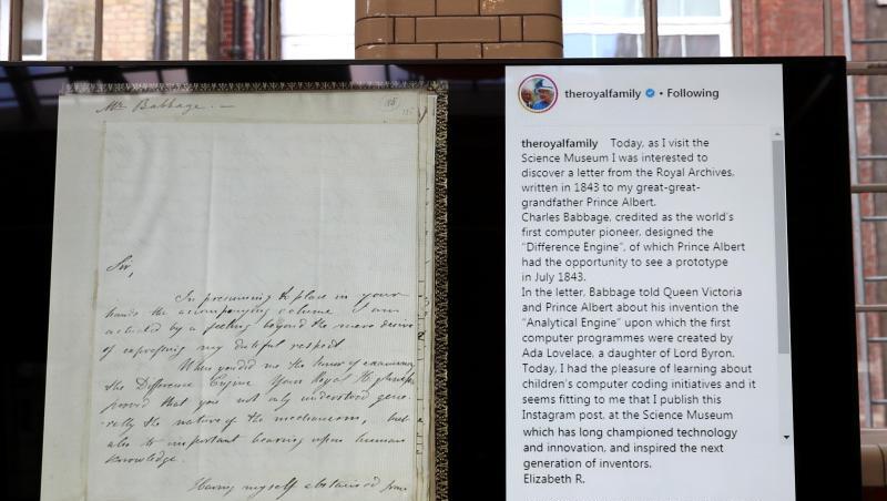 Der erste Instagram-Post (r.) von Königin Elizabeth II. zusammen mit einem Brief von Computer-Pionier Charles Babbage an Prinz Albert aus dem Jahr 1843 Der erste Instagram-Post (r.) von Königin Elizabeth II. zusammen mit einem Brief von Computer-Pionier Charles Babbage an Prinz Albert aus dem Jahr 1843