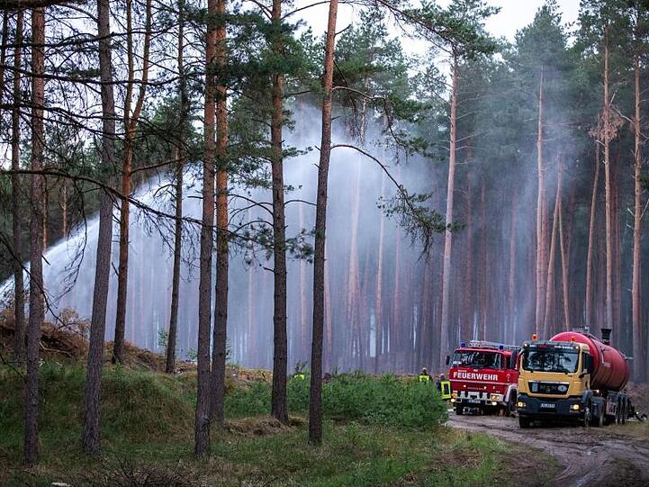 Die Feuerwehr löscht mitten im Wald vom Boden aus.