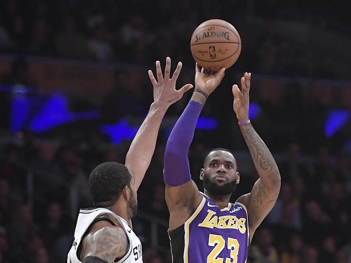 LaMarcus Aldridge (l) von den Spurs verteidigt gegen Lakers-Star LeBron James.