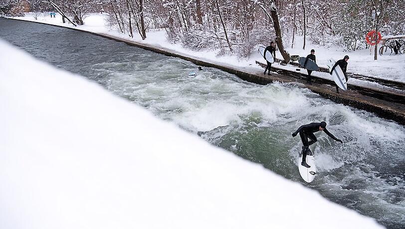 Lassen sich nicht abschrecken: die Eisbachsurfer. Lassen sich nicht abschrecken: die Eisbachsurfer.