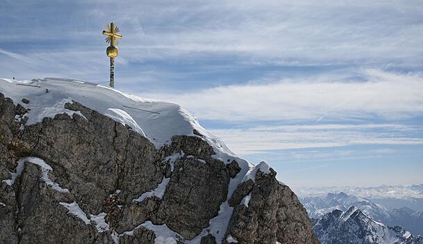 Das Gipfelkreuz auf der Zugspitze. Das Gipfelkreuz auf der Zugspitze.