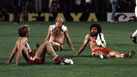 Das Grauen am 26.05.1982: Karl-Heinz Rummenigge, Dieter Hoeneß und Paul Breitner (v.l.) sitzen enttäuscht am Rasen von "De Kuip" in Rotterdam.