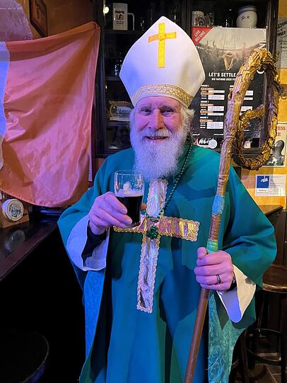 Wolfgang Schramm (75) führt als St. Patrick schon seit 10 Jahren die Parade in München an. Wolfgang Schramm (75) führt als St. Patrick schon seit 10 Jahren die Parade in München an.
