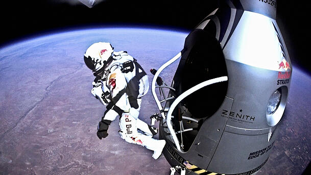 Der österreichische Extremsportler Felix Baumgartner springt während des letzten bemannten Fluges für Red Bull Stratos aus 39 Kilometern Höhe aus der Kapsel. Der österreichische Extremsportler Felix Baumgartner springt während des letzten bemannten Fluges für Red Bull Stratos aus 39 Kilometern Höhe aus der Kapsel.