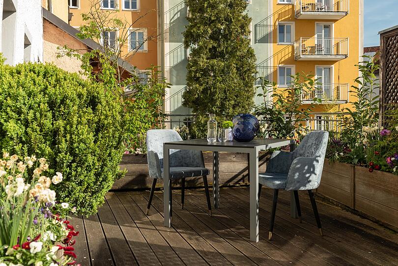 Einige Zimmer des Boutiquehotel Forstinger &ouml;ffnen sich auch zur gr&uuml;nen Dachterrasse.