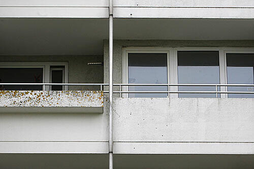 Auf diesem Balkon fand die Polizei das tote Baby
