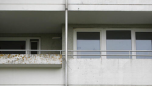 Auf diesem Balkon fand die Polizei das tote Baby Auf diesem Balkon fand die Polizei das tote Baby
