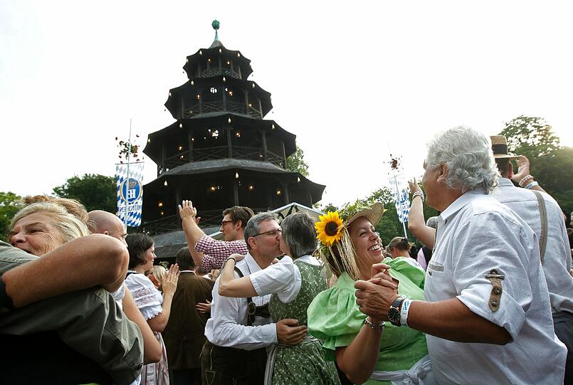 Tanzen und Feiern im Morgengrauen: die besten Bilder vom Kocherlball am Chinesischen Turm.
