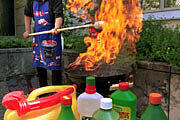 Der Brandbeschleuniger auf dem Grill verursachte eine Stichflamme. Unfall beim Grillen im Hirschgarten (Symbolbild)