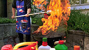 Der Brandbeschleuniger auf dem Grill verursachte eine Stichflamme. Unfall beim Grillen im Hirschgarten (Symbolbild) Der Brandbeschleuniger auf dem Grill verursachte eine Stichflamme. Unfall beim Grillen im Hirschgarten (Symbolbild)