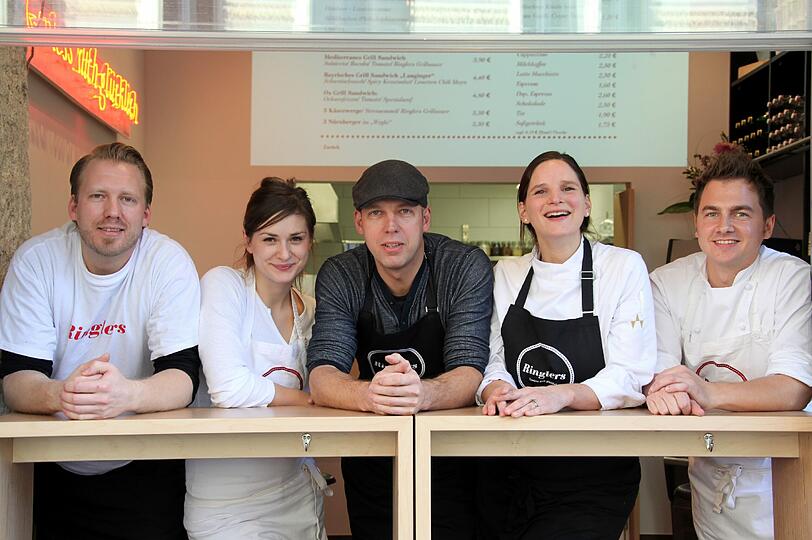 Die Ringlers und ihr Team: Martin (M.) und Valerie (2. v. r.) mit Martins Bruder Christian Ringler sowie den Freunden Christine Henze und Alexander Krammer (r.).