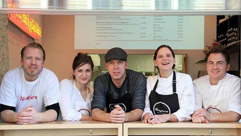 Die Ringlers und ihr Team: Martin (M.) und Valerie (2. v. r.) mit Martins Bruder Christian Ringler sowie den Freunden Christine Henze und Alexander Krammer (r.). Die Ringlers und ihr Team: Martin (M.) und Valerie (2. v. r.) mit Martins Bruder Christian Ringler sowie den Freunden Christine Henze und Alexander Krammer (r.).