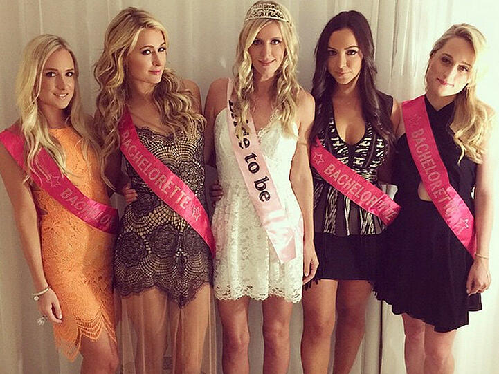 Die Braut in spe Nicky Hilton (in weiß), Schwester Paris (links daneben) und die restlichen Brautjungfern sind bereit für die Party