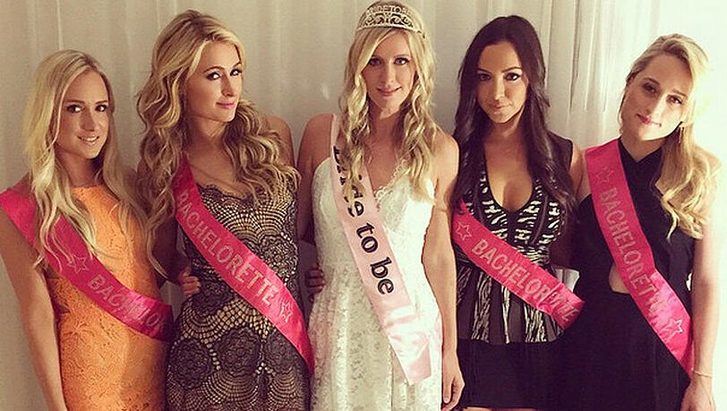 Die Braut in spe Nicky Hilton (in weiß), Schwester Paris (links daneben) und die restlichen Brautjungfern sind bereit für die Party Die Braut in spe Nicky Hilton (in weiß), Schwester Paris (links daneben) und die restlichen Brautjungfern sind bereit für die Party