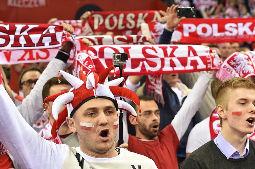 Schrille Outfits, verrückte Masken, schräge Typen, ausgelassene Stimmung: Bei der Handball-Europameisterschaft geben die Fans für ihre te4ams tatsächlich alles. Die Bilder aus Polen...