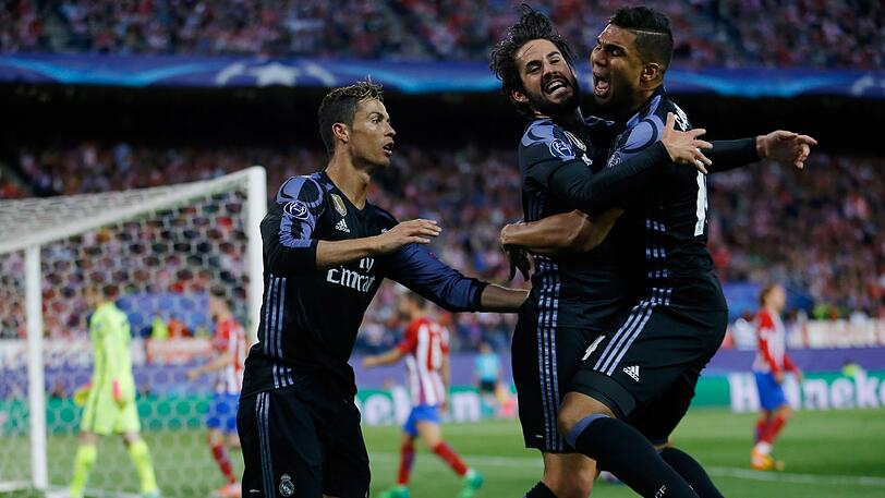 Isco jubelt mit seinen Teamkollegen nach dem Tor zum 2:1.