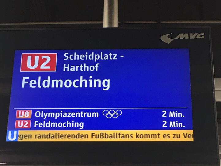 "Wegen randalierenden Fußballfans kommt es zu Verspätungen."