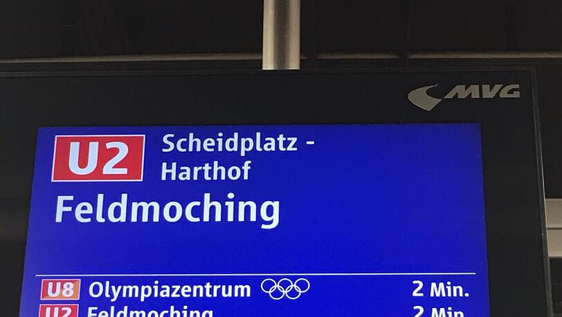 "Wegen randalierenden Fußballfans kommt es zu Verspätungen." "Wegen randalierenden Fußballfans kommt es zu Verspätungen."