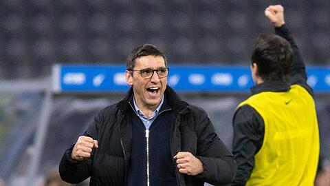 Der Stil des neuen Trainers kommt bei den Hertha-Profis gut an: Tayfun Korkut (l) freut sich über einen Treffer.