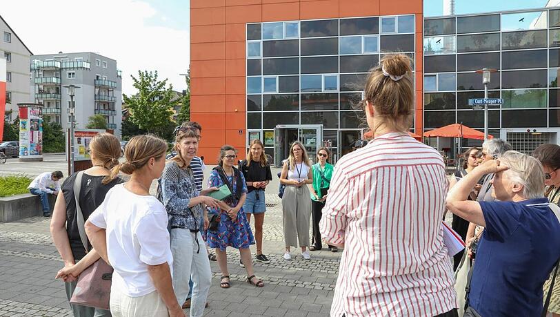 Zu der Führung sind auch Mitarbeiterinnen der Stadt gekommen. Aber keine Männer. Zu der Führung sind auch Mitarbeiterinnen der Stadt gekommen. Aber keine Männer.