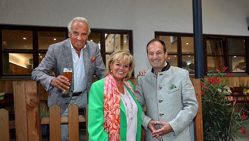 Prost auf die neue Ära: Das Münchner Gastronomenpaar Margot und Günther (li.) Steinberg hat die Marke Wienerwald an einen neuen Investor verkauft. Die letzte Filiale betrieb Koch und Hotelbetriebswirt Thilo Kleehammer (re.). Er hat nun sein eigenes Unternehmen gegründet. Prost auf die neue Ära: Das Münchner Gastronomenpaar Margot und Günther (li.) Steinberg hat die Marke Wienerwald an einen neuen Investor verkauft. Die letzte Filiale betrieb Koch und Hotelbetriebswirt Thilo Kleehammer (re.). Er hat nun sein eigenes Unternehmen gegründet.