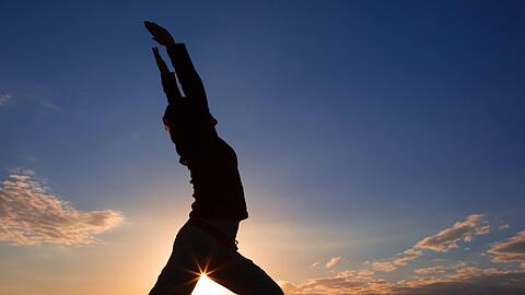 Bildungsurlaub kann auch mit einem Yogakurs genutzt werden. Helfen soll das etwa bei Stress im Beruf.