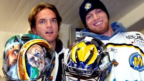 Herr-der-Ringe-Fan Sebastian Elwing (l.) und Joey Vollmer mit seinem Glückstier – dem Esel. Herr-der-Ringe-Fan Sebastian Elwing (l.) und Joey Vollmer mit seinem Glückstier – dem Esel.