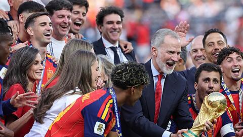 Gemeinsame Freude: Die K&ouml;nigsfamilie mischte sich nach dem Spiel unter die spanische Mannschaft.