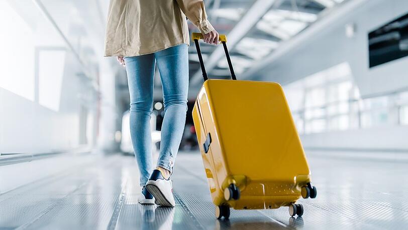 Was darf ins Handgepäck und was nicht? Selbst bei alltäglichen Dingen wie Shampoo, Lebensmitteln, Powerbanks oder Medikamenten gelten besondere Regeln. Wer sie vor dem Abflug kennt, vermeidet unangenehme Überraschungen an der Sicherheitskontrolle. Was darf ins Handgepäck und was nicht? Selbst bei alltäglichen Dingen wie Shampoo, Lebensmitteln, Powerbanks oder Medikamenten gelten besondere Regeln. Wer sie vor dem Abflug kennt, vermeidet unangenehme Überraschungen an der Sicherheitskontrolle.