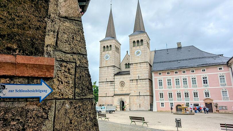 Besucher können sich im Schloss Berchtesgaden umschauen. Besucher können sich im Schloss Berchtesgaden umschauen.