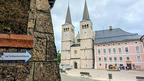 Besucher k&ouml;nnen sich im Schloss Berchtesgaden umschauen.