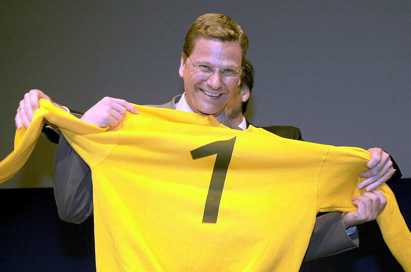 Im Mai 2001 wird er zum FDP-Vorsitzenden gewählt. Daraufhin präsentiert er sich mit dem Gelben Trikot mit der Eins.