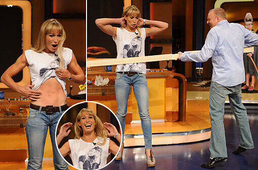 Aus "Schlag den Raab" wird "Schlag die Theiss": Stefan Raab versuch eine Holzlatte an den Bauchmuskeln von Christine Theiss zu zertrümmern. Die Bilder sehen Sie hier. Viel Spaß beim Klicken!