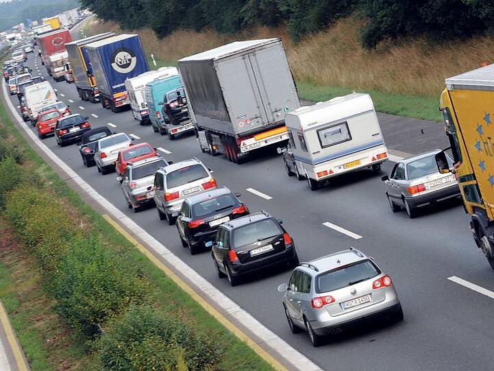 Nach einem Verkehrsunfall mit einem Dutzend beteiligten Fahrzeugen ist  die dreispurige A 3 bei Stockstadt in Richtung Frankfurt voll gesperrt worden.