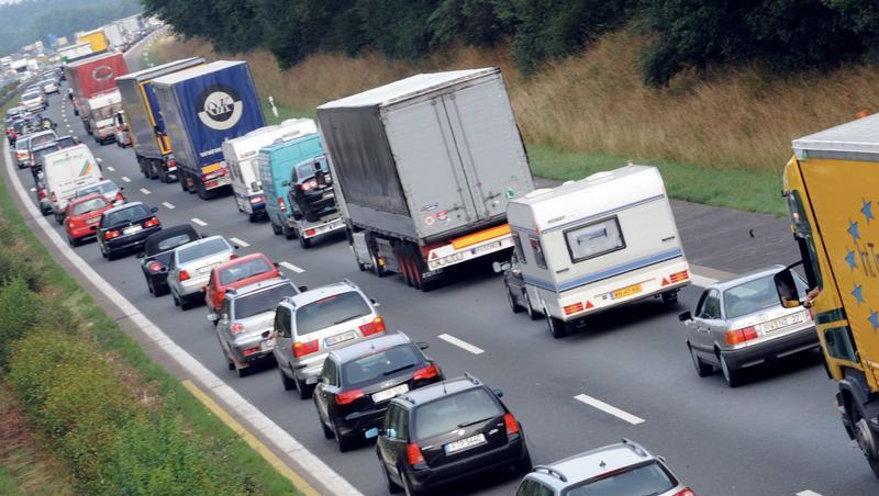 Nach einem Verkehrsunfall mit einem Dutzend beteiligten Fahrzeugen ist die dreispurige A 3 bei Stockstadt in Richtung Frankfurt voll gesperrt worden. Nach einem Verkehrsunfall mit einem Dutzend beteiligten Fahrzeugen ist die dreispurige A 3 bei Stockstadt in Richtung Frankfurt voll gesperrt worden.
