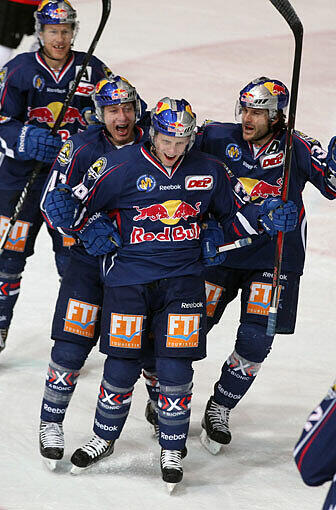 EHC Red Bull München Eishockey: Elfter in der vergangenen Saison, doch nun sieht es für das Team um Kapitän Martin Buchwieser wieder besser aus. Auch dank des finanzkräftigen Sponsors Red Bull &ndash; der EHC hat sich etabliert in der DEL.