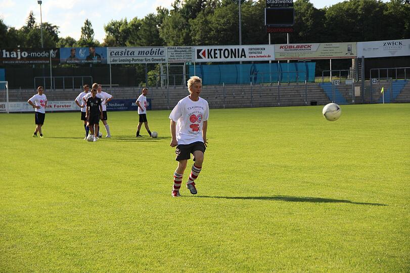 Ausnahmezustand vor Guardiolas erstem Spiel in Weiden: Die AZ war schon da und zeigt in der Bilderstrecke, was die Bayern dort erwartet.