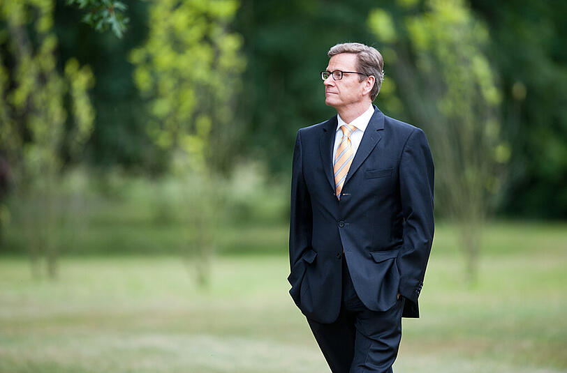 Juli 2012: Guido Westerwelle wartet im Garten der Villa Borsig in Berlin auf die Ankunft seines spanischen Amtskollegen.