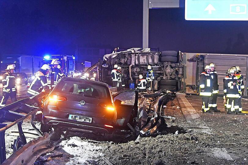 Der Lkw krachte in die Leitplanke, auch ein anderes Auto war am Unfall beteiligt.