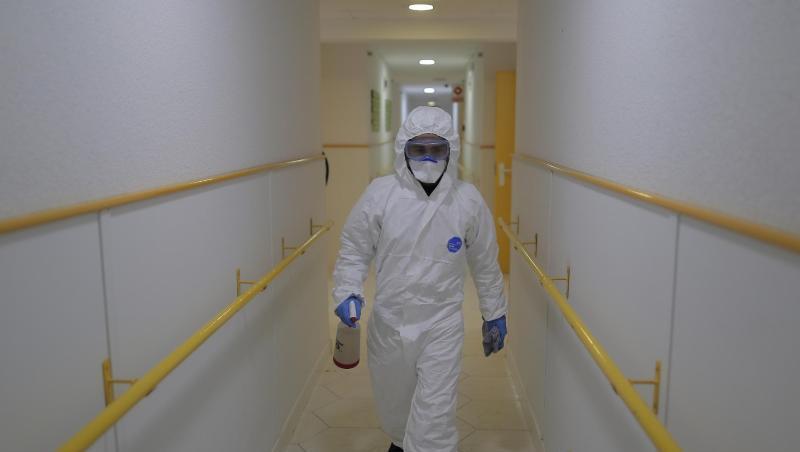 Ein Mitglied der spanischen Militäreinheit UME arbeitet bei der Desinfizierung in einem Pflegeheim in Madrid. Ein Mitglied der spanischen Militäreinheit UME arbeitet bei der Desinfizierung in einem Pflegeheim in Madrid.