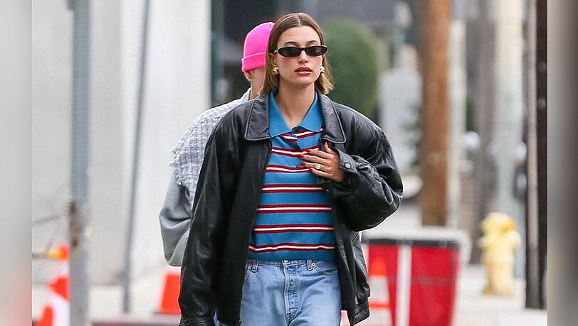 Hailey Bieber stylt den Fashiontrend "Striped Polo".