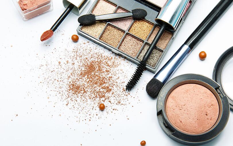 Wann haben Sie das letzte Mal eine neue Mascara gekauft? Ist es schon über ein halbes Jahr her, dann sollten Sie sich schleunigst eine neue kaufen. Die Mascara-Bürste ist eine wahre Bakterienschleuder, wenn Sie sie nicht nach drei bis sechs Monaten austauschen. Wann haben Sie das letzte Mal eine neue Mascara gekauft? Ist es schon über ein halbes Jahr her, dann sollten Sie sich schleunigst eine neue kaufen. Die Mascara-Bürste ist eine wahre Bakterienschleuder, wenn Sie sie nicht nach drei bis sechs Monaten austauschen.