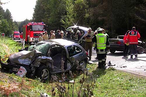 Zwei zerstörte Fahrzeuge stehen am Sonntag an einer Unfallstelle bei Weiden. Bei dem Frontalzusammenstoß zweier Autos bei Weiden sind ein Mann und im anderen Fahrzeug die von ihm getrennt lebende Ehefrau gestorben.