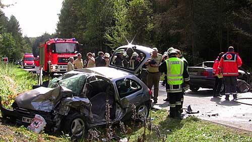 Zwei zerstörte Fahrzeuge stehen am Sonntag an einer Unfallstelle bei Weiden. Bei dem Frontalzusammenstoß zweier Autos bei Weiden sind ein Mann und im anderen Fahrzeug die von ihm getrennt lebende Ehefrau gestorben. Zwei zerstörte Fahrzeuge stehen am Sonntag an einer Unfallstelle bei Weiden. Bei dem Frontalzusammenstoß zweier Autos bei Weiden sind ein Mann und im anderen Fahrzeug die von ihm getrennt lebende Ehefrau gestorben.