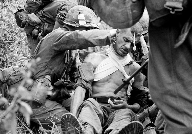 Leutnant Colonel George Eyster aus Florida wird auf eine Bahre gelegt. Zuvor wurde er von einem Heckenschützen des Vietcong niedergeschossen. Trung Lap, Südvietnam.