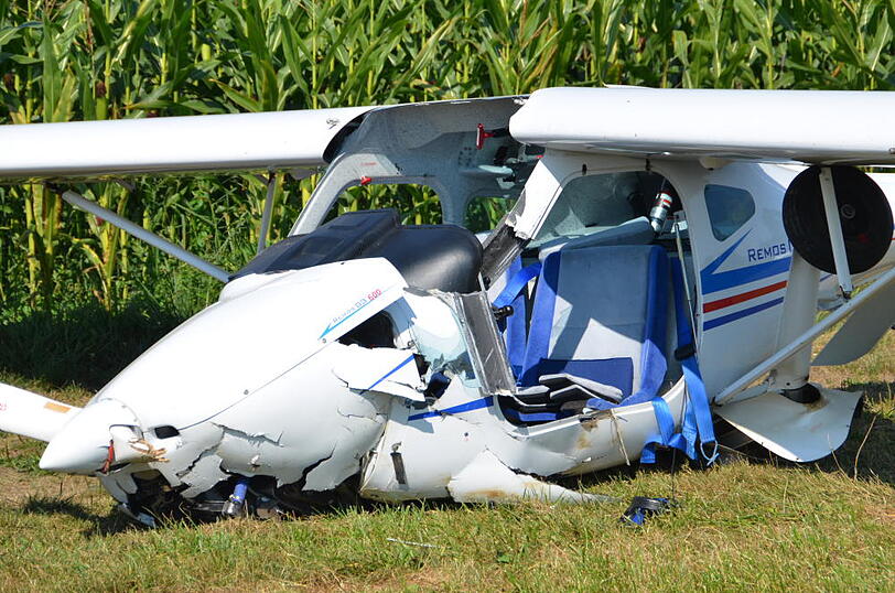Die Bilder vom Absturzort: Ein Leichtflugzeug ist kurz nach dem Start wieder auf dem Boden aufgeschlagen.