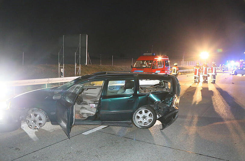Bilder vom Verkehrsunfall auf der A94 Forstinning: Insgesamt fünf Autos und ein Lkw waren beteiligt.